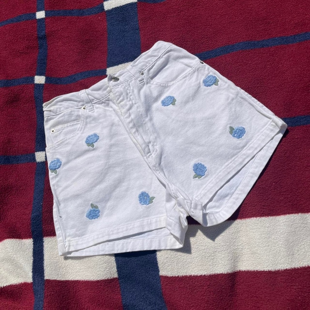 Trade Secret High waisted white denim shorts embroidered blue flowers